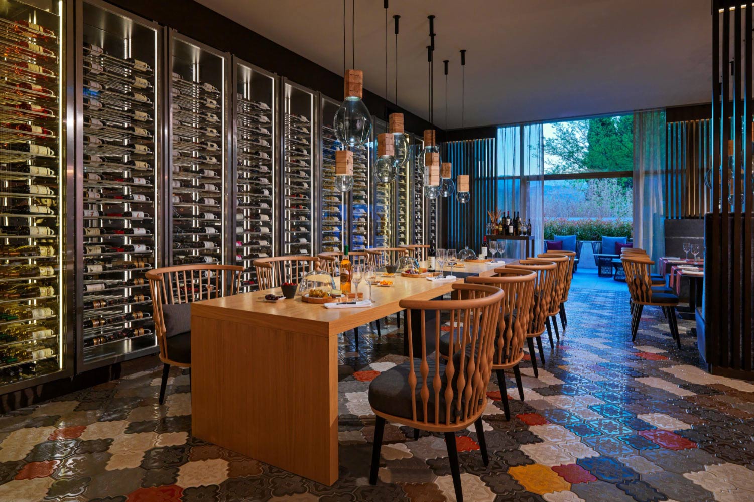 Sheraton Tiflis Şarap Dolabı